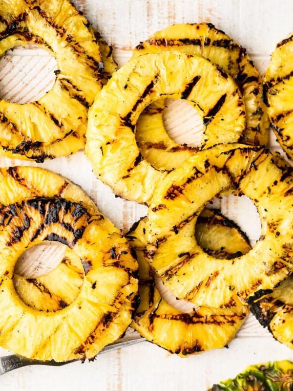 Einfach gegrillte Ananasscheiben als süße Beilage oder Dessert