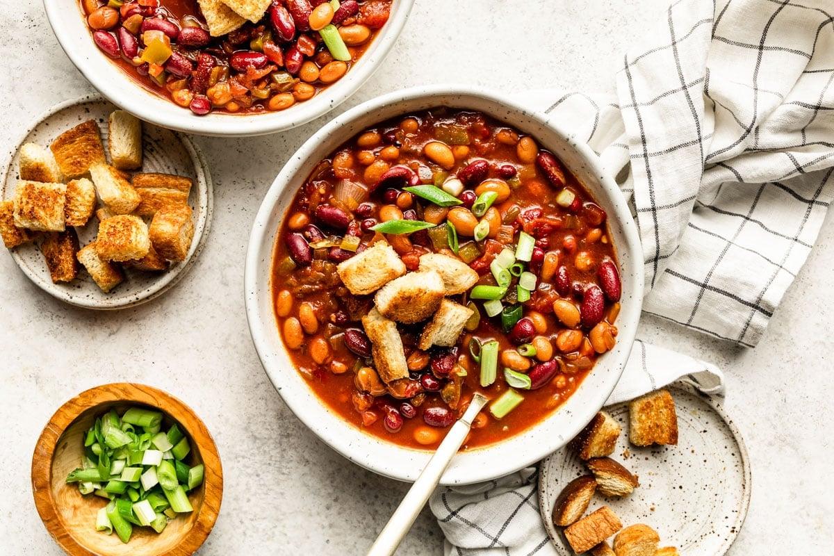 Einfaches veganes Bohnenchili, schnell in 30 Minuten zubereitet, reich an Geschmack