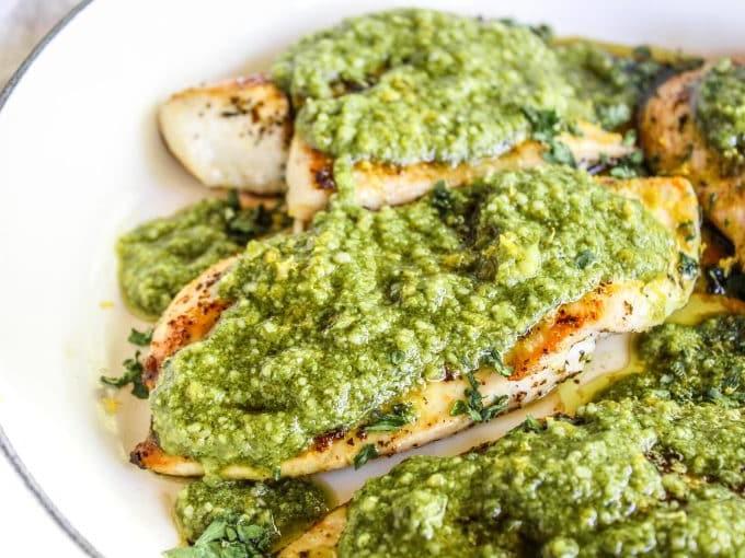 Milchfreies Pesto-Hähnchen 3 Dünn geschnittene Hähnchenbrustschnitzel in der Pfanne