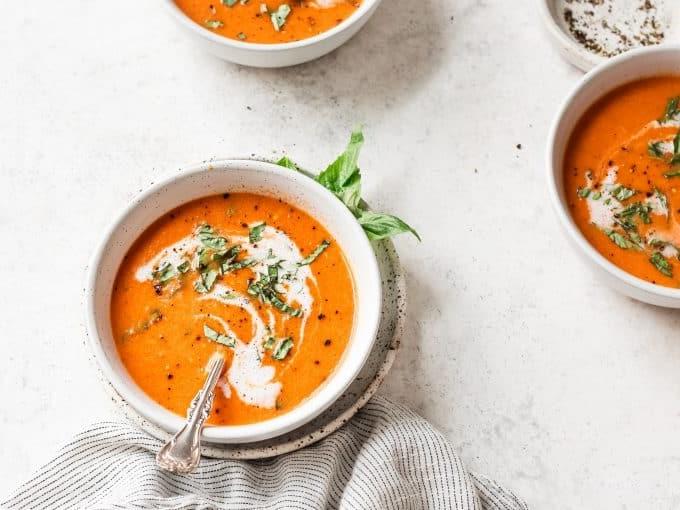 Frische Zutaten für die Tomaten-Basilikum-Suppe