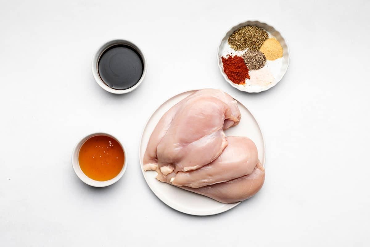 Eine Nahaufnahme der Honig-Balsamico-Marinade