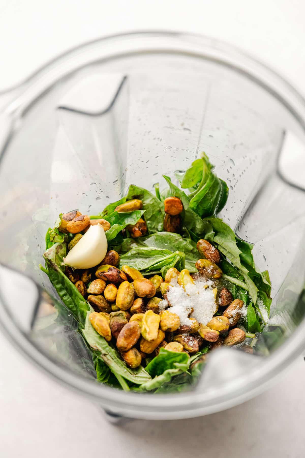 Nahaufnahme eines Löffels mit cremigem Pistazien-Zitronen-Pesto, das die frische Farbe und Textur zeigt