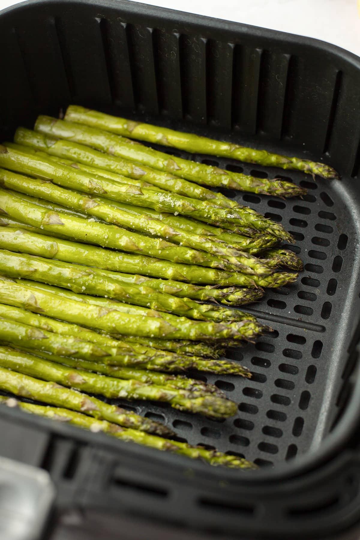 Spargel aus der Heißluftfritteuse 3 Nahaufnahme von Spargelstangen mit abgeschnittenen holzigen Enden