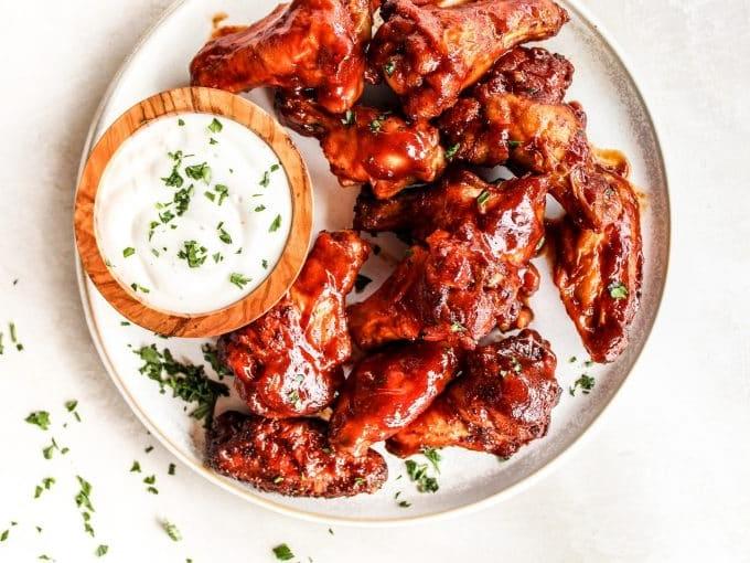 Ofengebackene Barbecue-Hähnchenflügel 3 Zutaten für BBQ Sauce und gewürzte Hähnchenflügel in Schüsseln