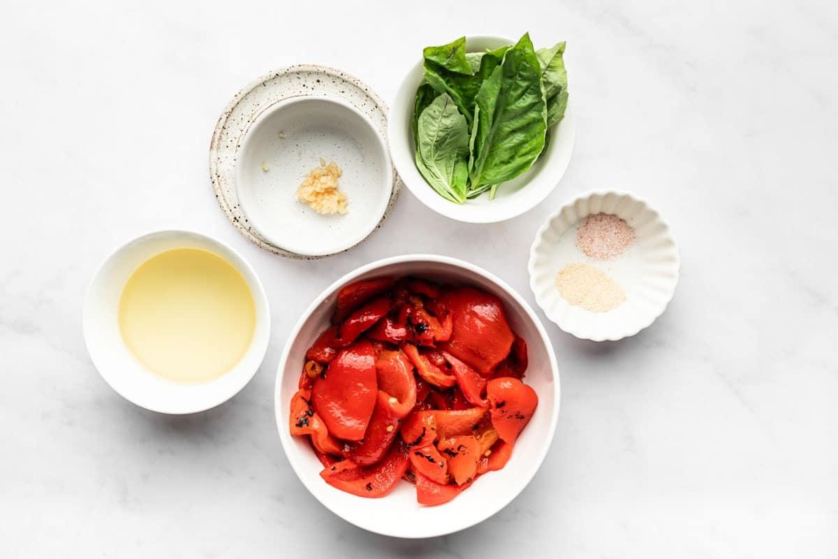 5-Minuten-cremige geröstete rote Paprika-Soße 3 Nahaufnahme einer cremigen gerösteten Paprikasauce, die in einer weißen Schüssel angerichtet ist, bereit zum Servieren.