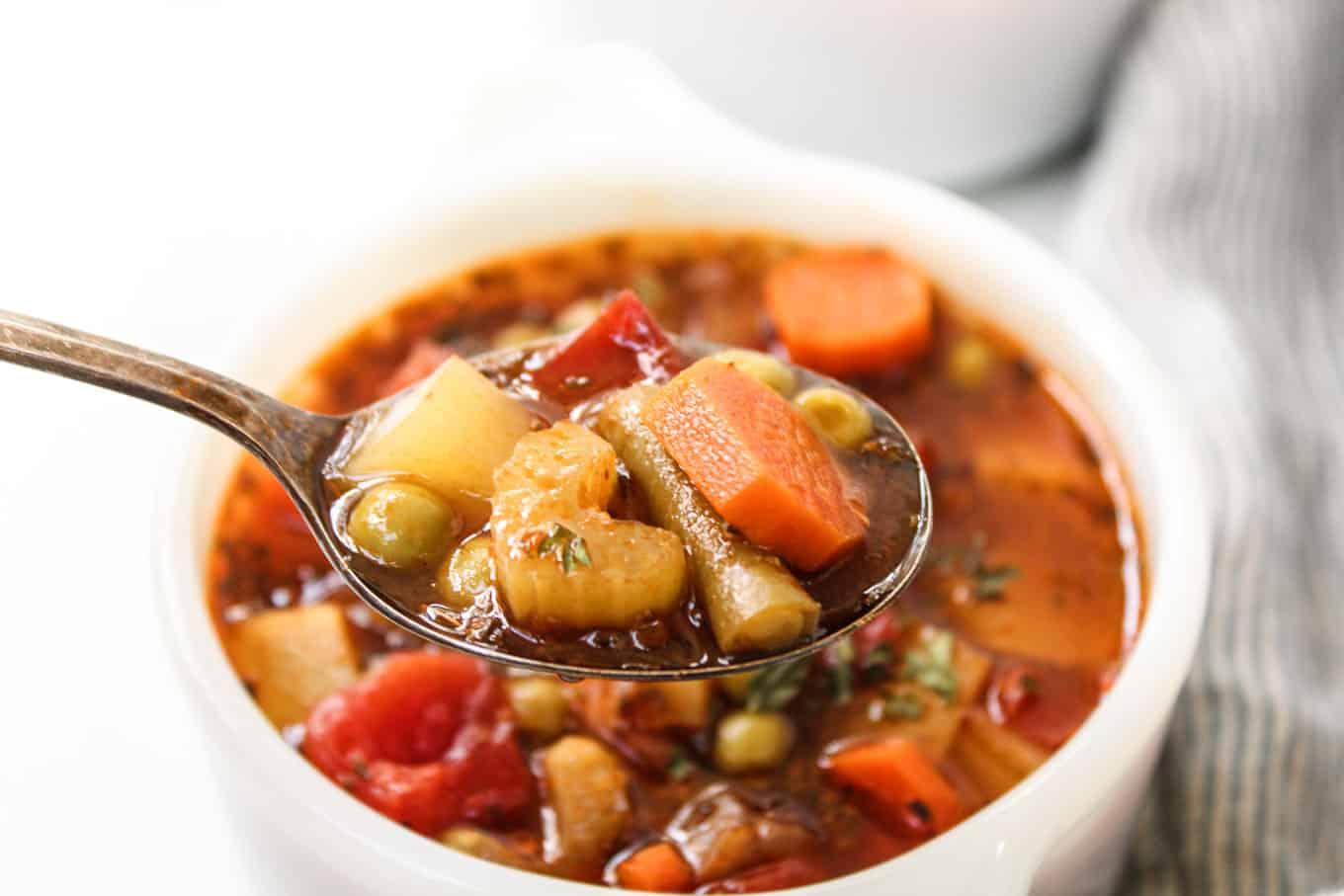 30-Minuten-Gemüsesuppe 3 Eine Nahaufnahme der hausgemachten Gemüsesuppe, die ihre reichhaltigen Zutaten und Dampf zeigt.