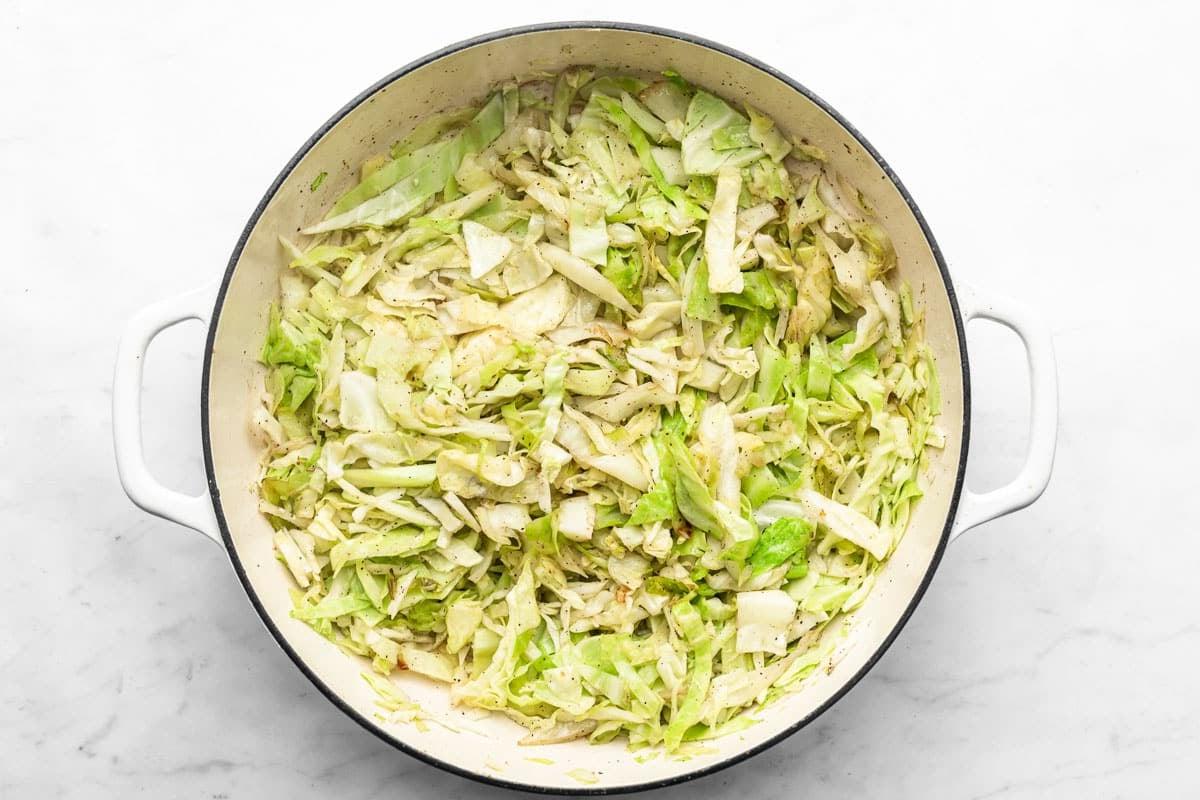 Einfache Wurst-Kohl-Pfanne 3 Zutaten für Wurst-Kohl-Pfannengericht: Wurstscheiben, geschnittener Kohl, Knoblauch und Gewürze