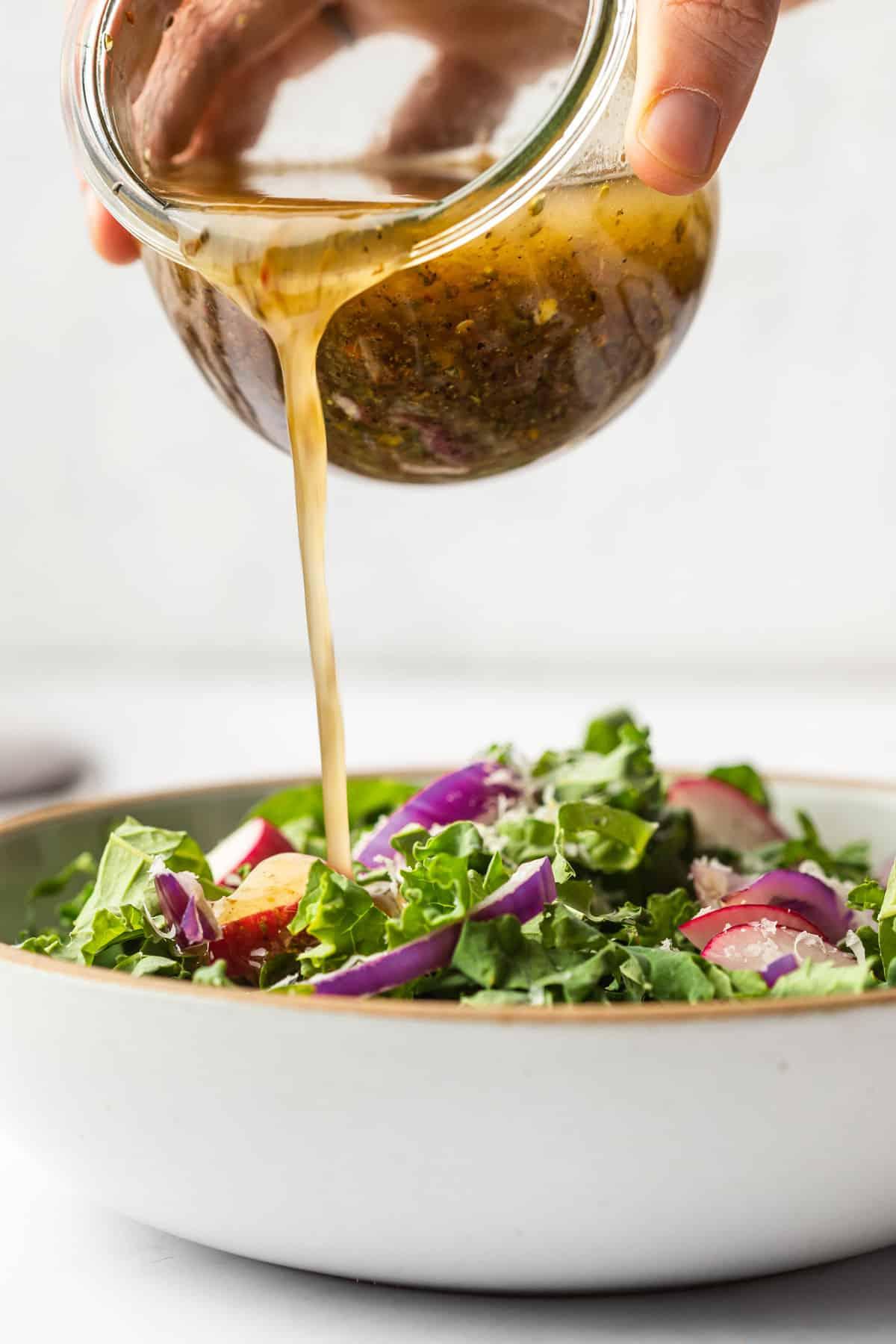 Einfaches selbstgemachtes italienisches Salatdressing 3 Zutaten für hausgemachtes italienisches Dressing: Olivenöl, Essig, Zitrone und Gewürze