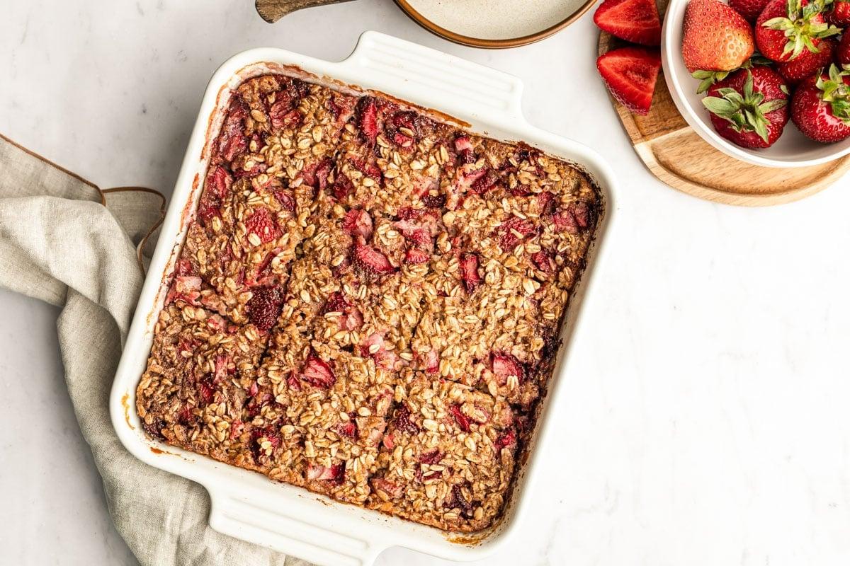 Erdbeer-Bananen-Haferflockenauflauf 3 Nahaufnahme eines Stücks gebackener Haferflocken mit Erdbeeren und Bananen, servierbereit.
