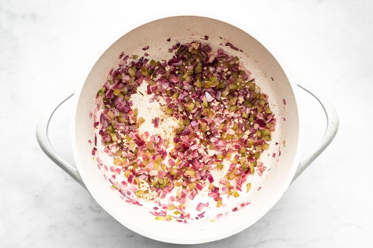 Das beste bohnenfreie kohlenhydratarme Puten-Chili 3 Nahaufnahme einer Pfanne mit bräunendem Putenhackfleisch und sautiertem Gemüse für das Chili