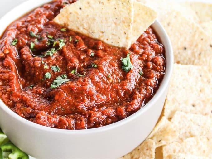 5-Minuten-Chipotle-Salsa 3 Zutaten für Chipotle Salsa auf einem Schneidebrett