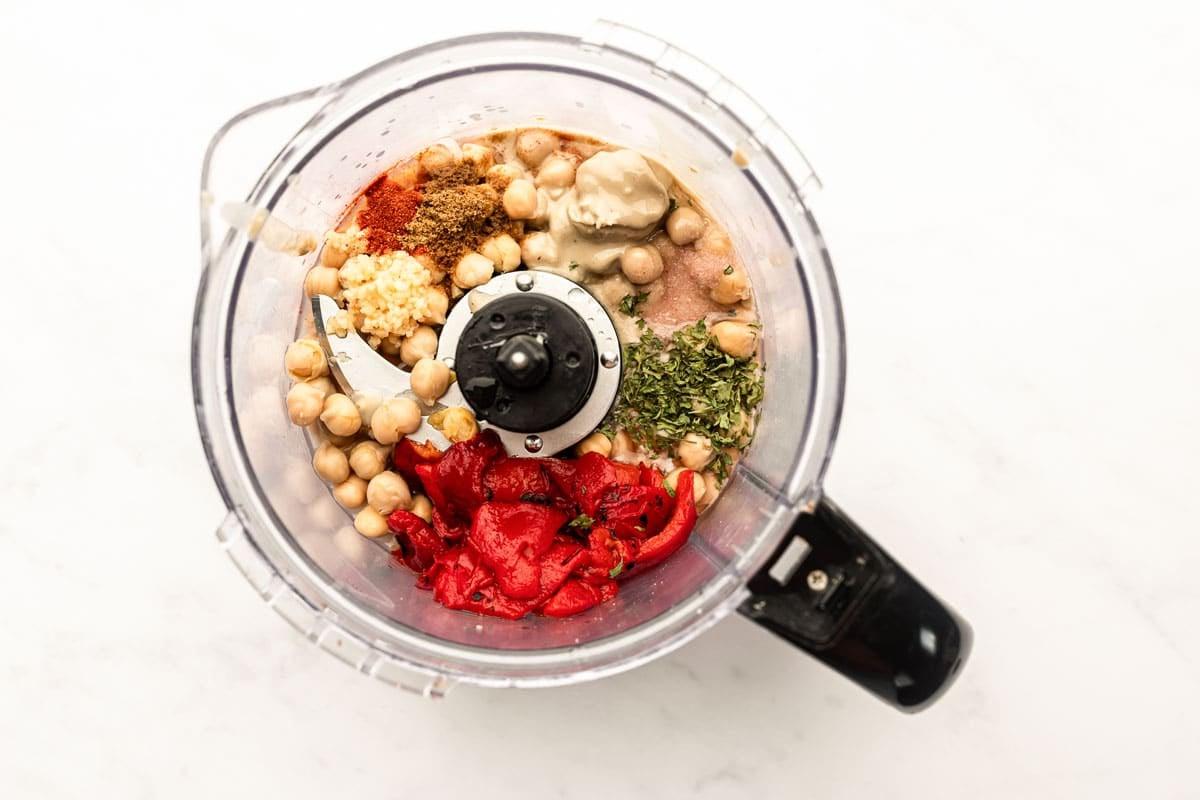 **Gerösteter Rote Paprika Hummus** 3 Eine Flasche Tahini-Sesampaste, eine Hauptzutat für Hummus.