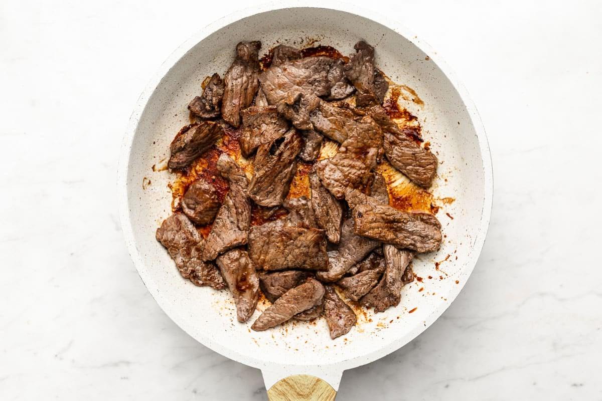 Steak-Zucchini-Pfanne 3 Eine Nahaufnahme des Rindfleisch-Zucchini-Pfannengerichts in einer Pfanne, vor dem Servieren.