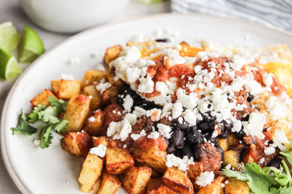Kartoffel-Huevos Rancheros 3 Eine Nahaufnahme von knusprigen, gewürzten Kartoffelwürfeln in einer Schüssel.