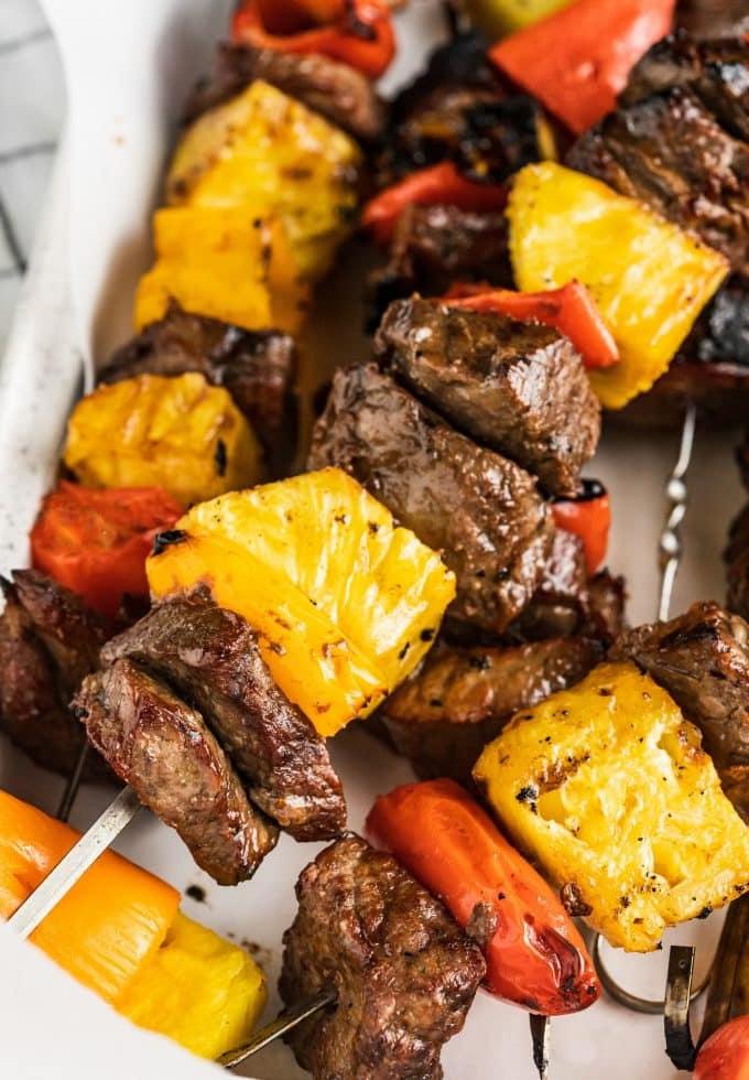 Hawaii-Steak-Spieße 3 Nahaufnahme der Zutaten für hawaiianische Steak-Spieße: Marinierte Steakwürfel, Ananasstücke und Minipaprika