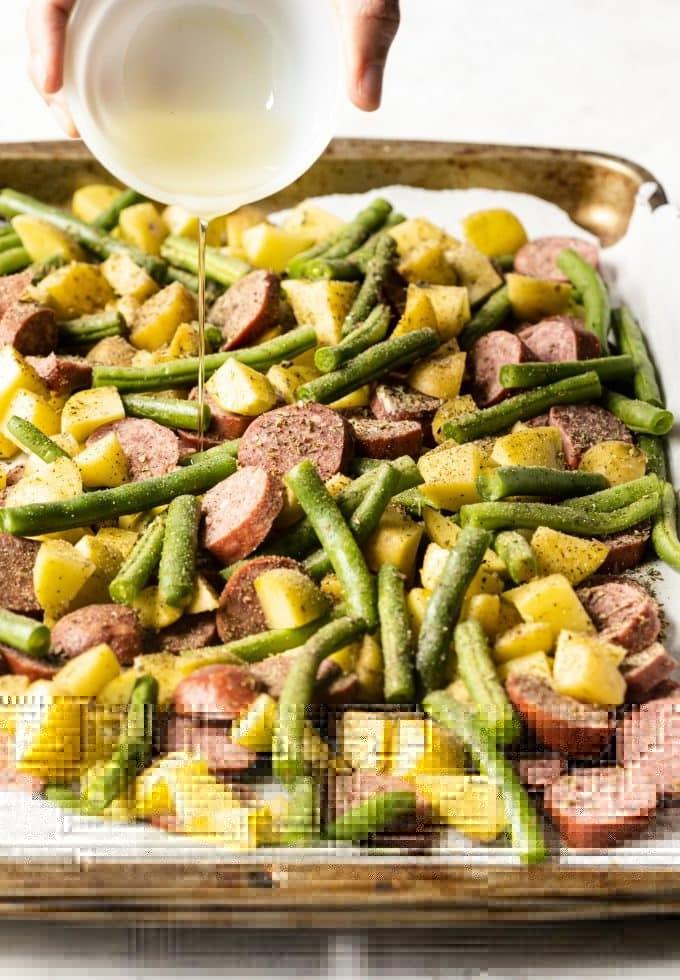 Wurst mit Kartoffeln und Grünen Bohnen vom Backblech 3 Zutaten für Ofenblech-Wurstgericht auf Backblech verteilt