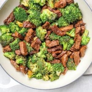 Rindfleisch und Brokkoli 3 Nahaufnahme einer Schüssel mit zartem Rindfleisch und knackigem Brokkoli