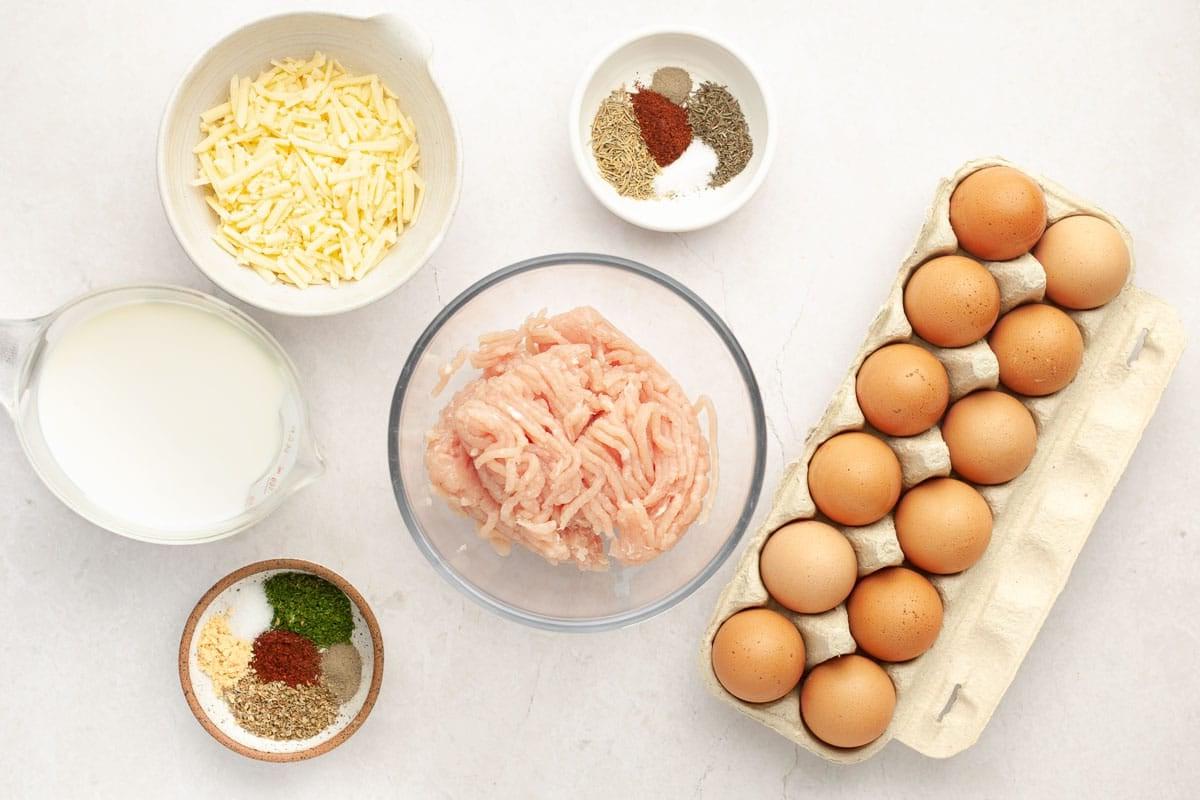 Low Carb Wurst-Cheddar Frühstücksauflauf 3 Nahaufnahme des Low-Carb Wurst-Cheddar-Frühstücksauflaufs mit geschmolzenem Käse und frischen Kräutern
