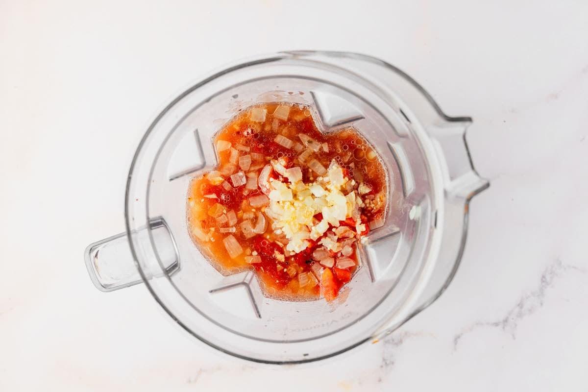 Einfache 20-Minuten-Schwarzbohnensuppe 3 Zutaten für die schwarze Bohnensuppe, darunter Dosenbohnen, Gemüsebrühe, Tomaten, Zwiebeln und Gewürze.