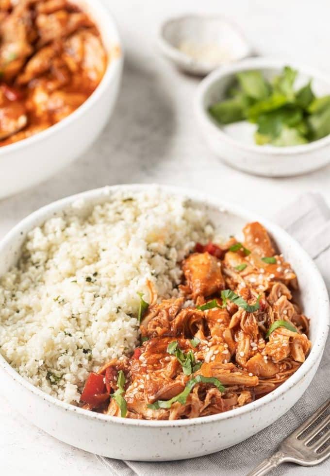 Instant Pot Süßes Sesam-Hähnchen im Topf, frisch zerzupft und bereit zum Servieren