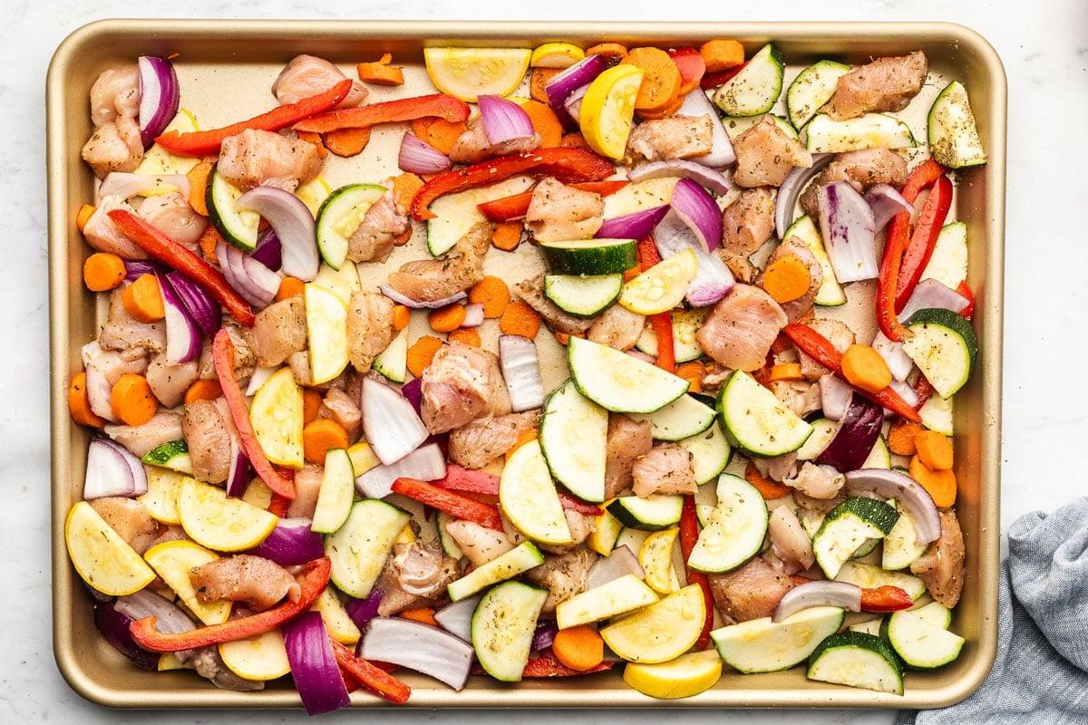 Blech-Hähnchen und Regenbogen-Gemüse 3 Ofenhähnchen mit Zucchini und Kürbis