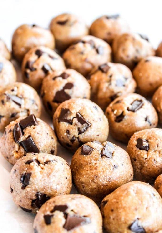 Getreidefreie Keksteig-Häppchen 3 Zutaten für glutenfreie Keksteig-Bällchen in Schüsseln