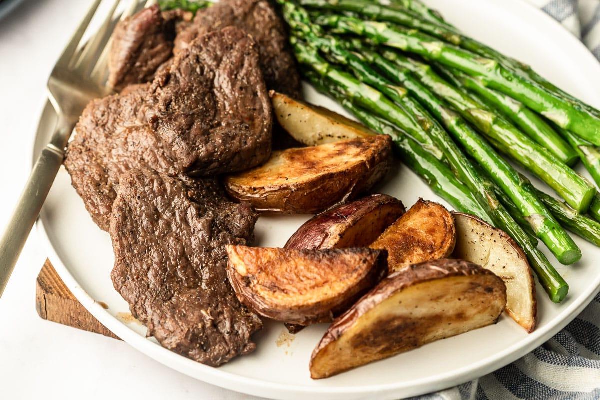 Einfaches Steak-Blechgericht 3 Zutaten für Blechsteak vor der Zubereitung