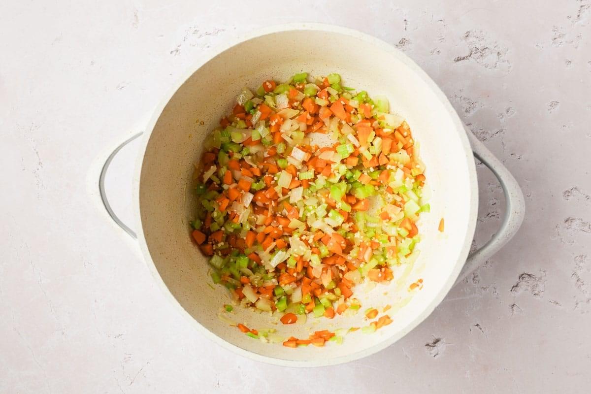 Cremige Hähnchennudelsuppe 3 Eine Schale cremiger Hühnernudelsuppe, dampfend heiß und bereit zum Servieren