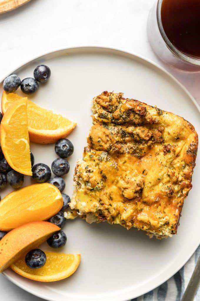 Wurst-Cheddar-Frühstücksauflauf 3 Zutaten für den Frühstücksauflauf: Brot, Käse, Eier, Hackfleisch und Gewürze