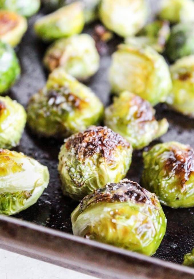 Gerösteter Rosenkohl 3 Nahaufnahme von halbiertem Rosenkohl auf einem Backblech, bereit zum Rösten.