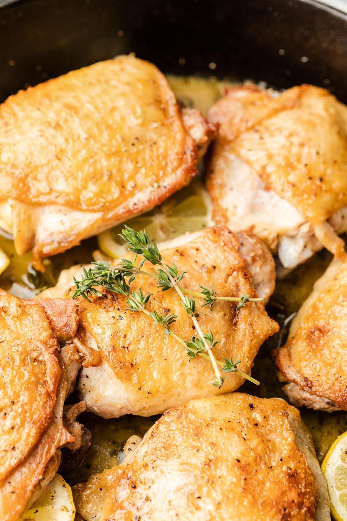 Ofengebackene Zitronenhähnchenschenkel (mit Knochen oder ohne Knochen) 3 Frische Hähnchenschenkel bereit zum Braten und Backen