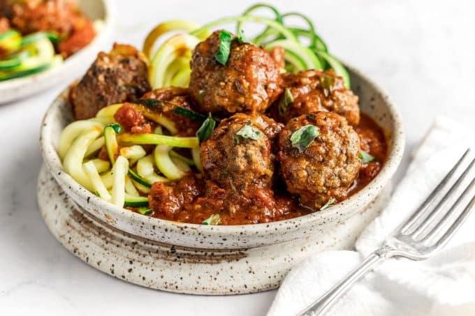 Fleischbällchen in Marinara Soße 3 Eine Nahaufnahme von perfekt geformten Fleischbällchen vor dem Braten