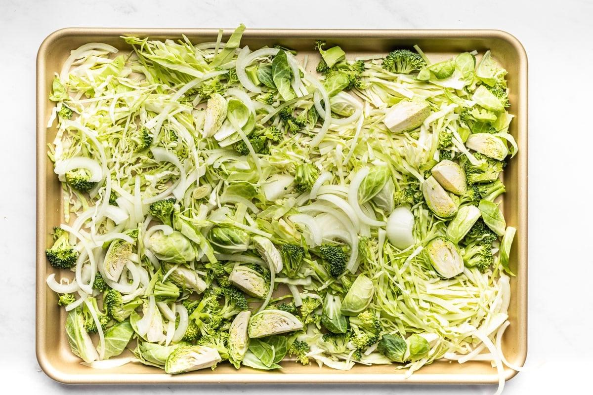 **Hähnchen und Kohl vom Ofenblech** 3 Nahaufnahme der Zutaten für die Hähnchen-Kohl-Blechpfanne, frisch geschnitten und bereit zum Backen