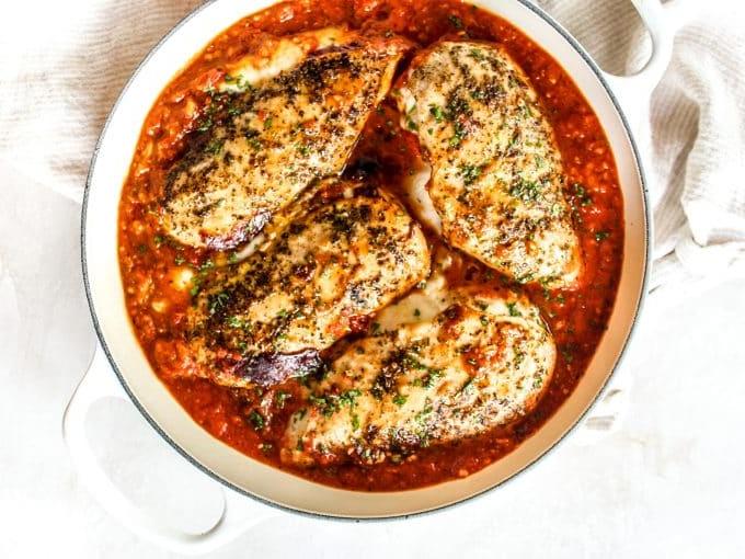 Mozzarella-gefülltes Hähnchen 3 Nahaufnahme eines Mozzarella-Hähnchens vor dem Anbraten, mit deutlich sichtbarer Käsefüllung.