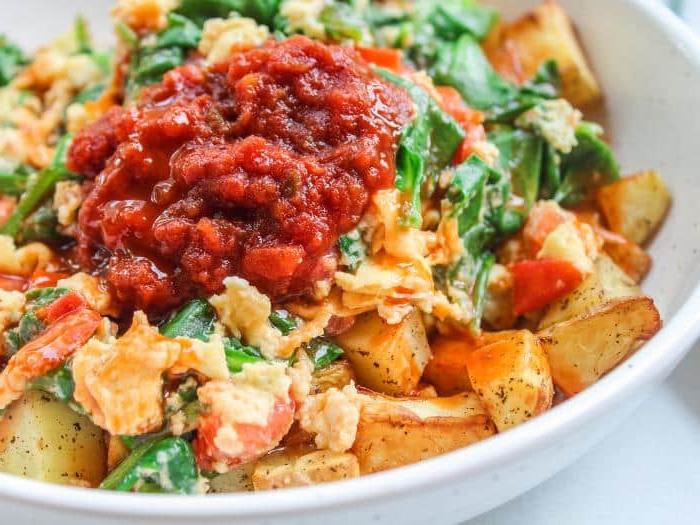 Rührei mit Heißluftfrittier-Kartoffeln 3 Nahaufnahme von perfekt knusprigen Kartoffeln aus der Heißluftfritteuse, goldbraun und appetitlich.