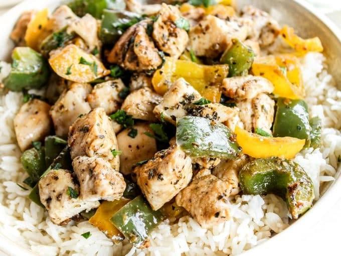 Schnelles Hähnchen und Paprika 3 Frisch geschnittene, bunte Paprikastreifen und rohe Hähnchenbrustwürfel, bereit zum Kochen.
