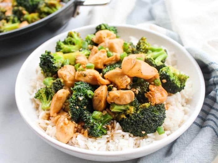 Teriyaki Hähnchen und Brokkoli 3 Eine Nahaufnahme der Teriyaki-Sauce, die in einem Topf zubereitet wird