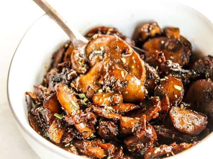 Gebratene Champignons mit Knoblauch 3 Nahaufnahme von gebratenen Knoblauch-Champignons, die ihre goldbraune Farbe zeigen