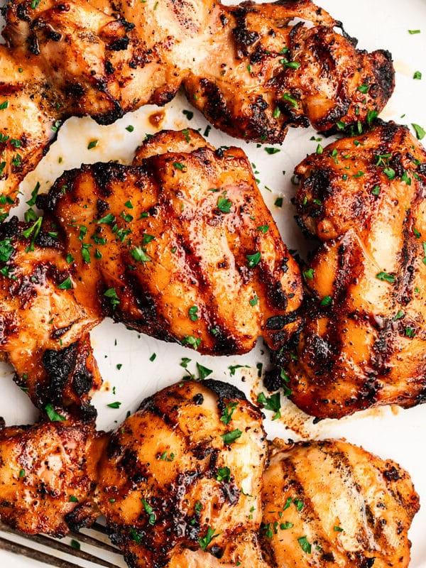 Die besten marinierten Grillhähnchenschenkel mit knuspriger Haut