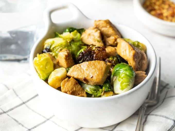 Pfannenhähnchen und Rosenkohl 3 Frisch zubereitete Hähnchen-Rosenkohl-Pfanne in der gusseisernen Pfanne, perfekt angebraten und glänzend.