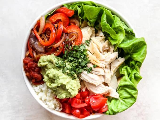 Nahaufnahme einer frischen Burrito Bowl mit Blumenkohlreis als Basis