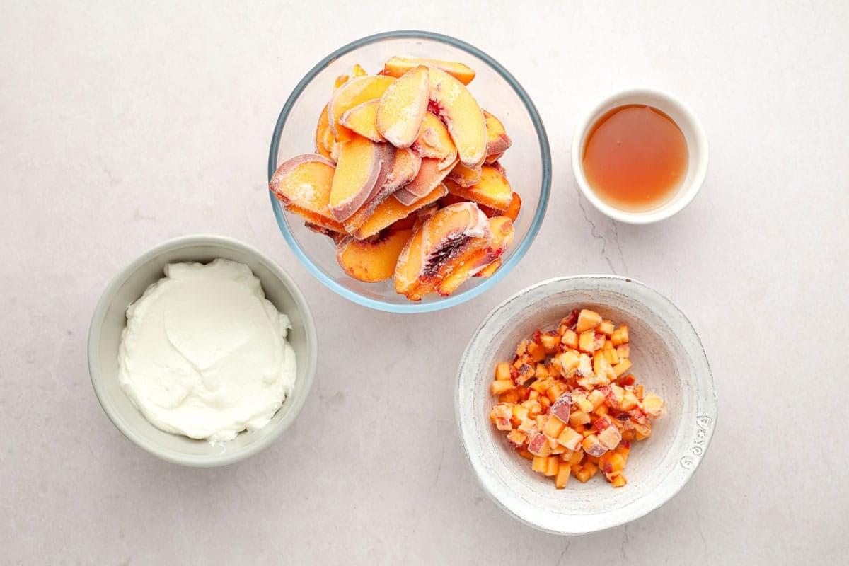 Erdbeer-Zitronen-Frozen Yogurt mit Minzblättern