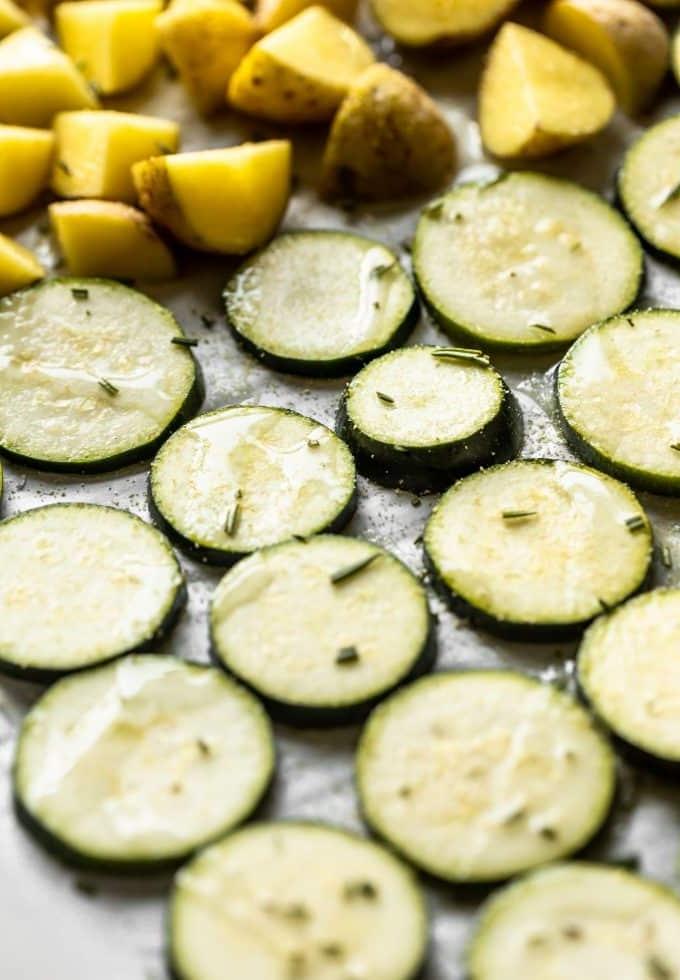 Blech-Hähnchen mit Kartoffeln und Zucchini 3 Zweites Bild des Hähnchen-Blechgerichts, fertig serviert mit Rosmarin