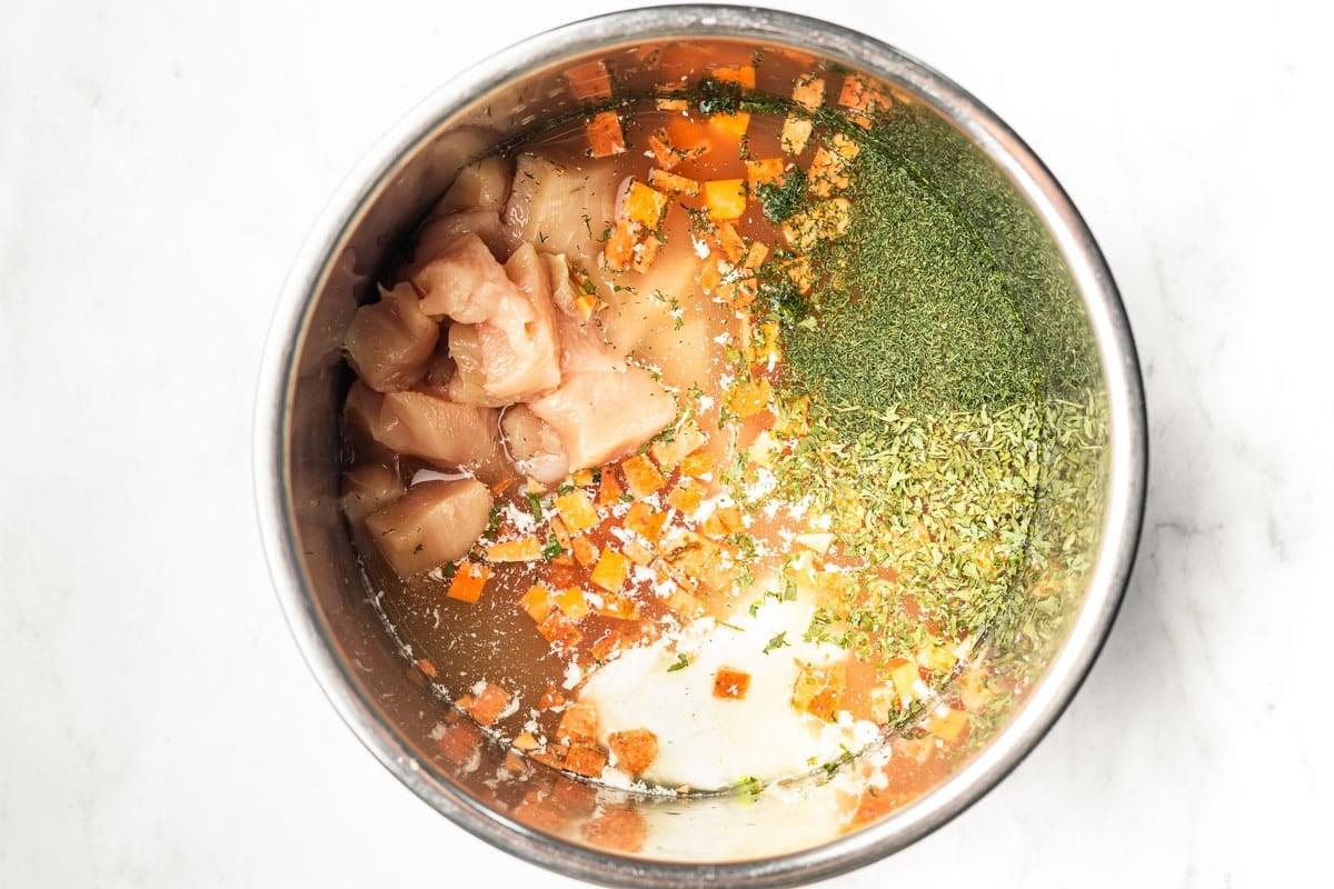 Eine Nahaufnahme der cremigen Instant Pot Buffalo Hähnchen Süßkartoffel Suppe in einer Schüssel.