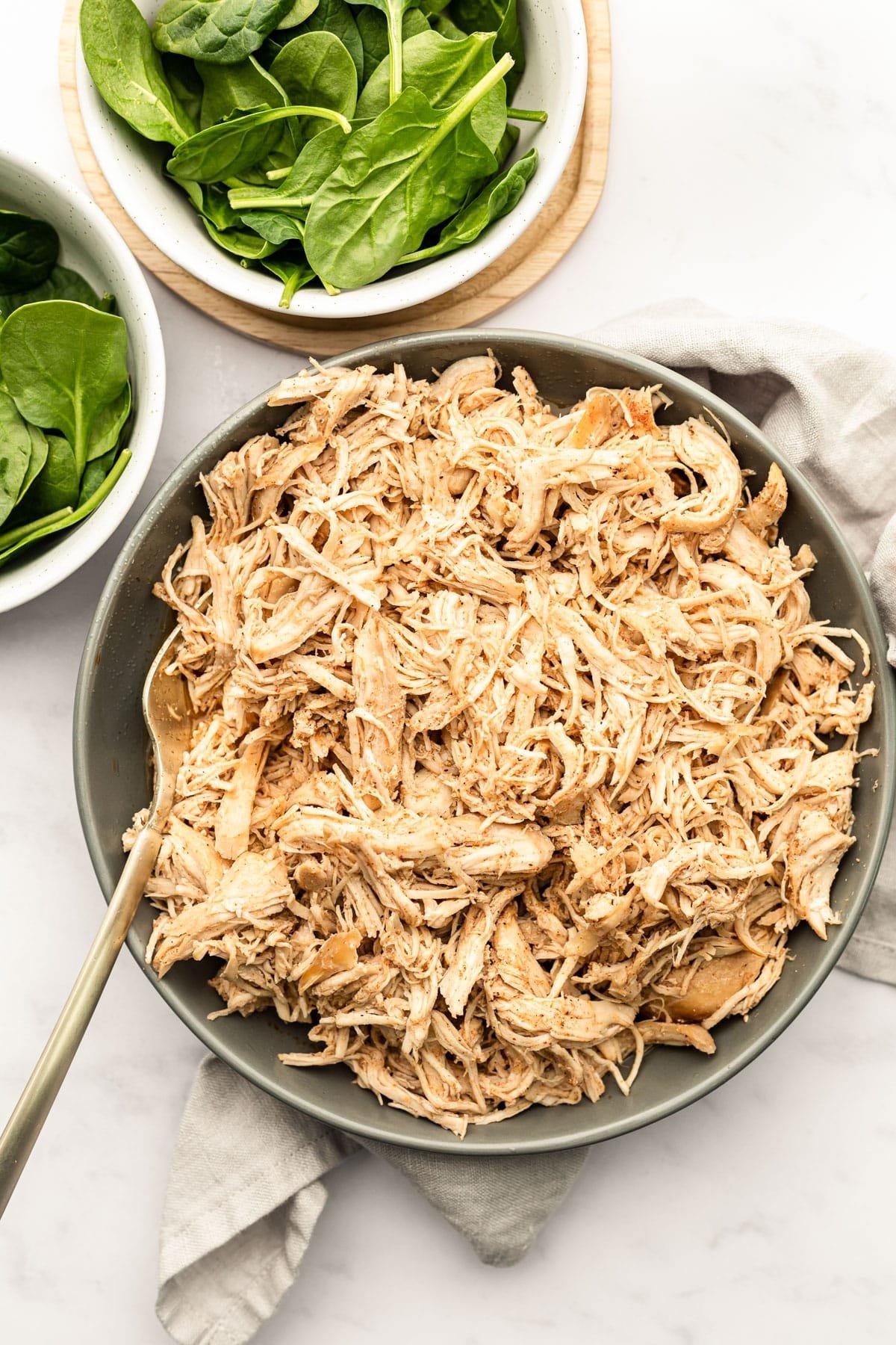 Zerkleinertes Hähnchen aus dem Slow Cooker in einer Schüssel