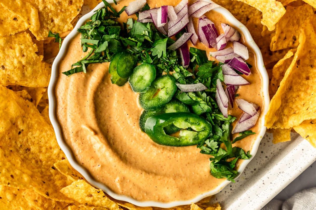 Cremiger veganer Cashew-Queso-Dip, perfekt für Nachos oder als Beilage zu Gemüse und Tacos