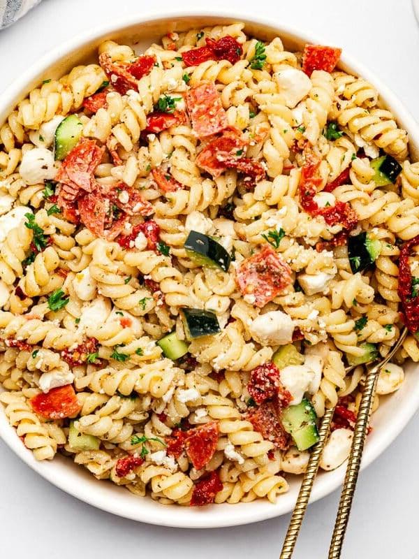 Italienischer Nudelsalat zum Vorbereiten mit Käse und Wurst