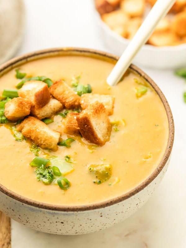 Cremige Broccoli-Käse-Suppe ohne Milchprodukte, vegan und überraschend gesund