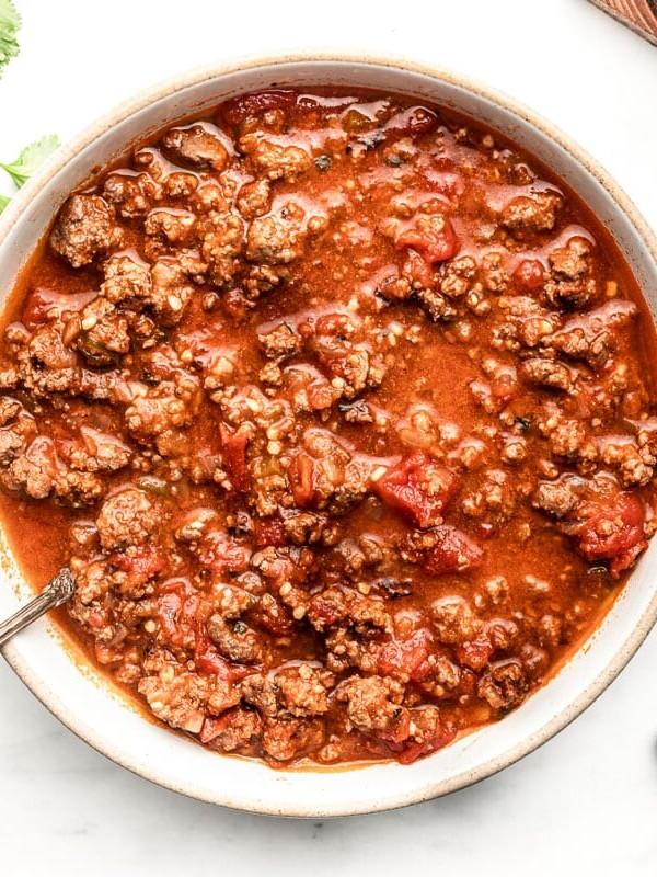 Herzhaftes Chili ohne Bohnen, schnell in 30 Minuten zubereitet, perfekt für Komfort Food Liebhaber