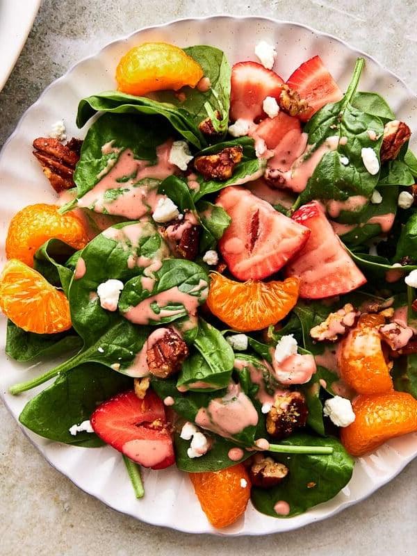 Erdbeer-Ziegenkäse-Spinatsalat mit kandierten Pekannüssen